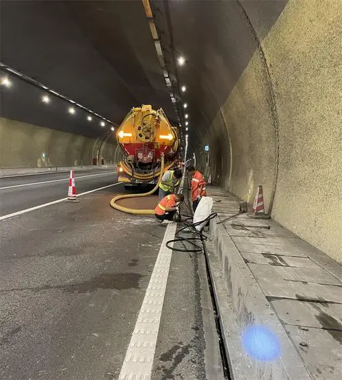 逊克隧道排水渠清淤